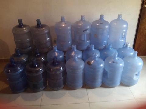 botellones de agua potable usados