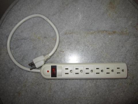 Protector De Voltaje o Supresor De Picos de corriente Regleta De 6 Tomas como nuevo