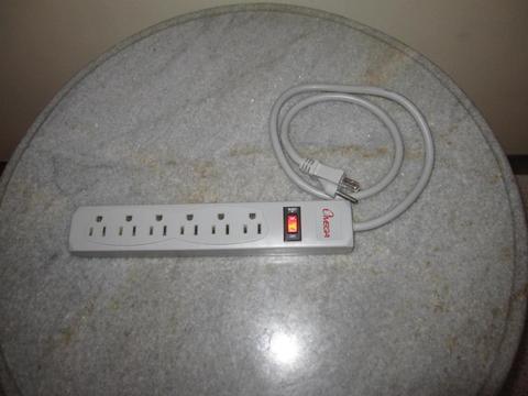 Protector De Voltaje o Supresor de Picos de corriente y Regleta de 6 Tomas marca Omega