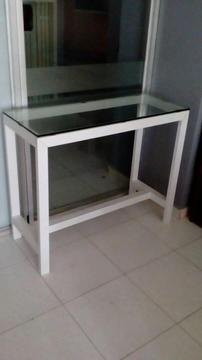 Mesa blanca con Vidrio de 8mm de espesor