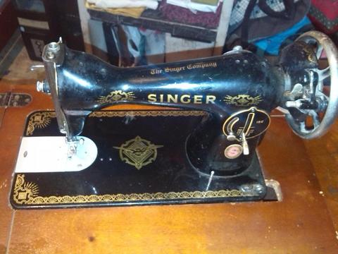 Vendo maquina de coser negrita singer en perfecto muy buen estado