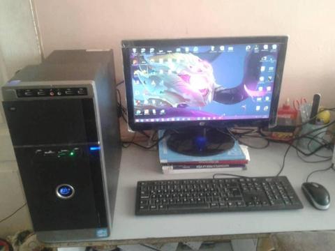 Computadora i3 disco duro 500gb 4gb de memoria, completa con con monitor teclado y mouse