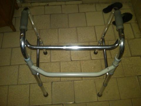 andadera para adultos de aluminio