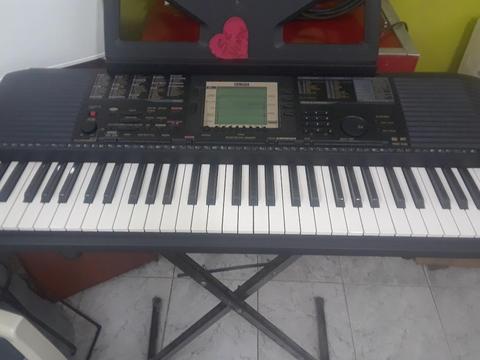 Organo Yamaha con Base Graduable