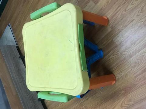 mesa y 2 sillas para niño