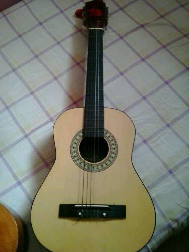 Guitarra y cuatro a la venta