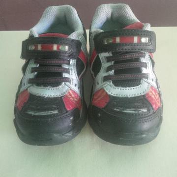 Se vende Zapatos de Niño STRIDE RITE Talla 22 NUEVOSSS