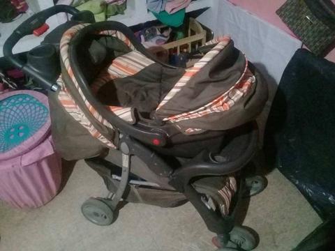 vendo coche y porta bebe unisex y corral de niña