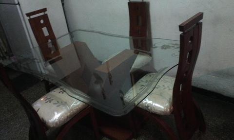 mesa de madera con vidrio biselado