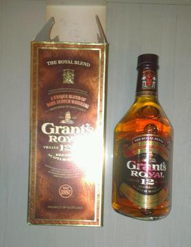 Botella de Whisky 12 años Grant's Royal Scotch en su caja 0,75L