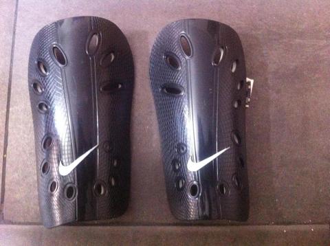 Canilleras Nike