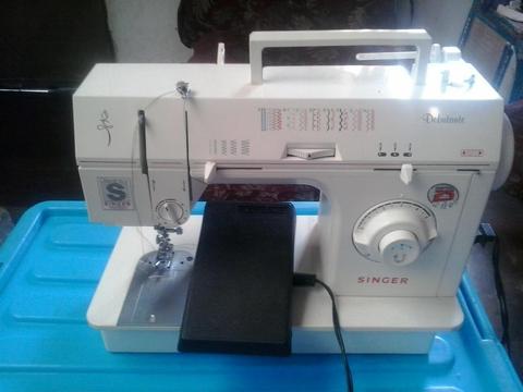 Maquina de coser singer debitante poco uso