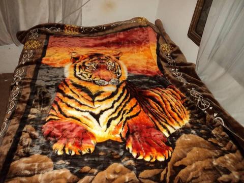 cobija matrimonial estampada de tigre disponible en maracay
