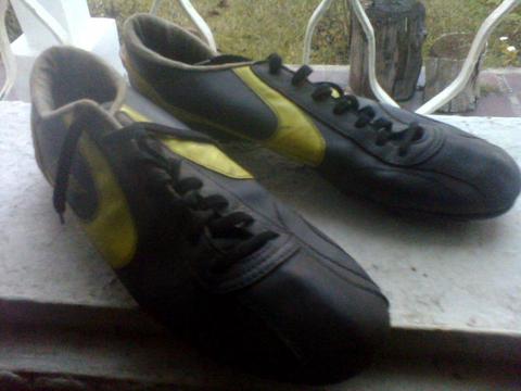 Tacos para jugar Softball o Beisbol Marca Avenger casi nuevos talla 41