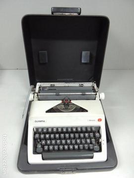 Maquina de escribir portátil antigua marca olympia