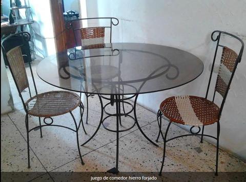 comedor de vidrio y hierro