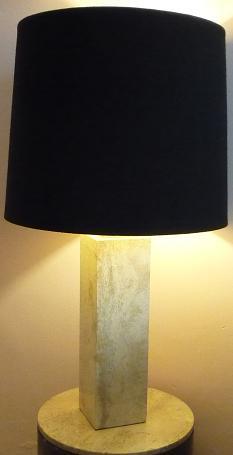 Lámpara de mesa importada con base de mármol travertino alto 85 cm. doble vatiaje