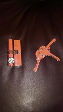 Se Vende Cilindro Cisa Nuevo con 3 Llave