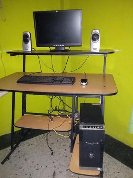 Computadora con Mesa Incluida