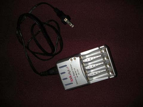 Cargador de pilas AAA Y AA marca LookDigital