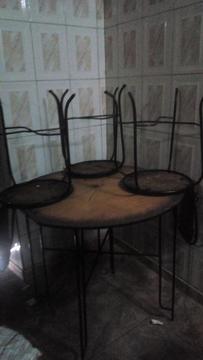 Mesa con Cuatro Sillas