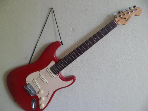 Guitarra Electrica Fender Squier Strat, usada, para ser reparada