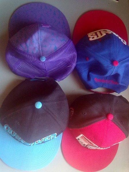VENDO 4 GORRAS PLANAS BARATAS, TODAS POR EL PRECIO DE UNA
